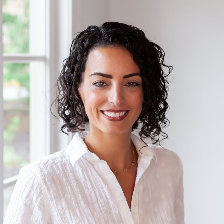 Greta Snell headshot.